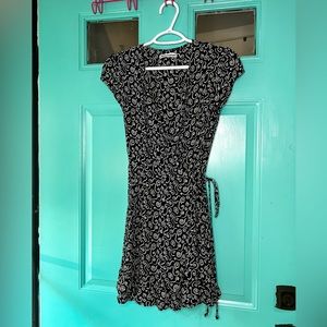 Reformation Short Sleeve Wrap Dress Size Medium.